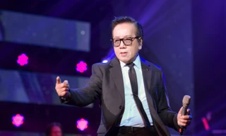 Danh ca Elvis Phương 'quậy tung' Nhà hát Lớn 