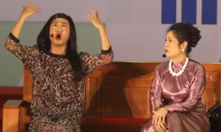 NSND Hồng Vân gây thích thú tại bế mạc liên hoan sân khấu