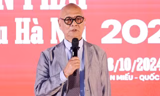 GS.TS Hoàng Đạo Kính nhận Giải thưởng Lớn Bùi Xuân Phái - Vì tình yêu Hà Nội 