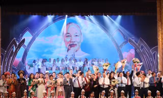 Chương trình "Dâng Người tiếng hát mùa xuân" diễn ra tối 17/5 tại Nhà hát Lớn