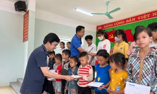 Báo Tiền Phong và VPMilk tặng quà cho học sinh dân tộc thiểu số ở Yên Bái