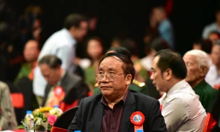 Nhà thơ Trần Đăng Khoa kể lại kỷ niệm tặng thơ Bác Hồ. Ảnh: VTV3