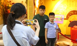 Tục mua chỉ ngũ sắc, túi thơm gợi nhớ Tết Đoan Ngọ xưa ở thành Thăng Long