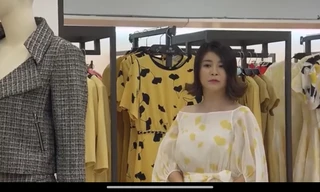 Linh (Kim Oanh) ghen tị nhìn Ngân được chồng lãng mạn gửi hoa tặng