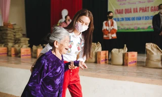 Phạm Phương Thảo về quê tặng quà và tiền hỗ trợ gia đình khó khăn. Ảnh: Long Trần