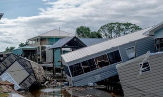 Video bão Idalia đổ bộ vào Mỹ: Ngập lụt nghiêm trọng, cuốn trôi nhà cửa