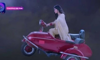 Chỉ có trong phim Ấn Độ: Nữ chính phi xe máy lên Mặt Trăng
