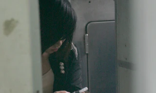 Hành khách bị nhà tàu nhồi vào khu vệ sinh