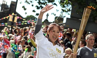 Ngô Phương Lan rạng rỡ rước đuốc Olympic