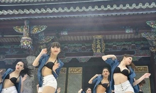 Mặc sexy, nhảy hiphop trước…đền Khổng Tử