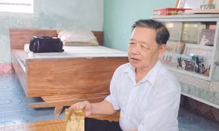 Ông Lưu Công Hào và tấm hình bác sĩ Đặng Thùy Trâm. Ảnh: Đam Khê