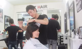 Lương Văn Việt tại cửa hàng Ảnh: Hoàng Lam