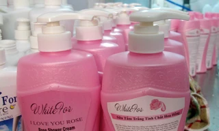 Dùng tay chế sữa tắm