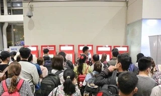 Sân bay Tân Sơn Nhất đông nghẹt người về quê ăn Tết, xếp hàng từ sáng sớm để check-in
