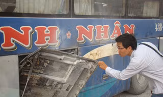 Xe khách chở năm xe máy bốc cháy khi đang chạy