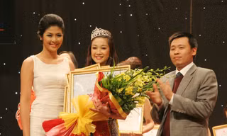 Hoa Hậu Việt Nam 2010 Ngọc Hân trao vương miện Hoa khôi Đại Nam 2011 cho Đồng Thị Thúy Ngân.