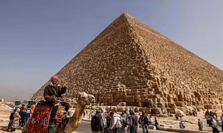 Đại Kim tự tháp Giza có thể bị thiếu một viên đá lấp lánh trên đỉnh, tại sao như vậy?