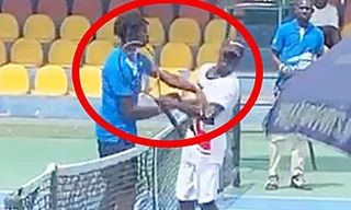 Vận động viên tennis 15 tuổi người Pháp bị chỉ trích gay gắt vì tát đối thủ sau khi thua