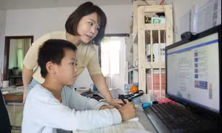 Con trai xếp thứ 4 trong lớp mà bố mẹ vẫn mắng là không biết cố gắng, dân mạng ấm ức thay