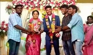 Cô dâu chú rể ở Ấn Độ được bạn bè tặng một can xăng và một túi hành củ làm quà cưới