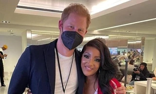 Hoàng tử Harry mới chụp ảnh với “cô gái lạ”, mà lý do có bức ảnh này hóa ra còn… lạ hơn