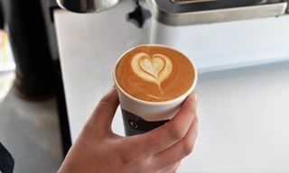 Anh nhân viên tặng ly café cho cô gái đang khóc, hành động tử tế này tạo nên điều bất ngờ