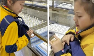 Bé gái nỗ lực tiết kiệm tiền tiêu vặt mỗi ngày, sau một năm mua tặng mẹ món quà bất ngờ