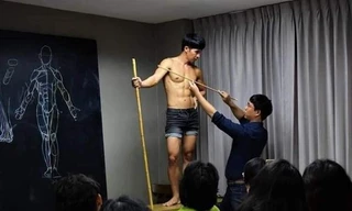 Giảng viên ở Thái Lan mời người mẫu "xịn" để dạy môn vẽ giải phẫu, netizen khen hết lời