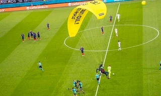 Có người nhảy dù vào sân trước trận Đức - Pháp làm nhiều người nhập viện, mục đích là gì?