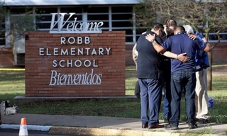 Cậu bé sống sót kể lại giây phút kinh hoàng khi thủ phạm vụ xả súng ở Mỹ bước vào lớp học