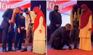 Thấy một học sinh bị tuột dây giày, Bộ trưởng Quốc phòng Malaysia có hành động bất ngờ