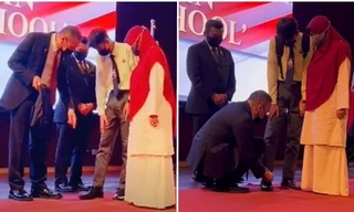 Thấy một học sinh bị tuột dây giày, Bộ trưởng Quốc phòng Malaysia có hành động bất ngờ