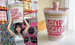 Nhiều người ở Trung Quốc đổ xô đi mua cốc mì khổng lồ để chụp ảnh sống ảo