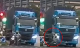 Bị va chạm do đứng ở điểm mù của xe tải, người đi xe máy phản ứng cực nhanh