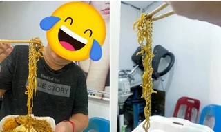 Đang ăn hộp mì xào ngoài quán, bất ngờ phát hiện sợi dây chuyền vàng lẫn trong mì