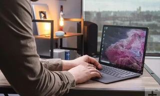 Singapore: Một thanh niên 20 tuổi lừa Microsoft gửi cho 56 cái laptop, bán được hơn 3 tỷ