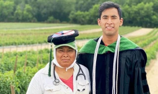 Cảm động khi biết lý do tân Tiến sĩ về cánh đồng nơi bố mẹ làm việc để chụp ảnh tốt nghiệp