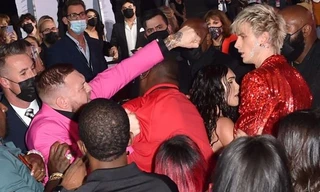 Conor McGregor gây gổ với bạn trai Megan Fox trên thảm đỏ VMAs 2021, vệ sĩ ngăn không nổi