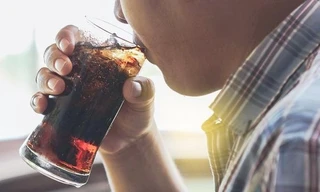 Thanh niên 22 tuổi ở Trung Quốc uống 1,5 lít nước ngọt trong 10 phút, chịu hậu quả nặng nề