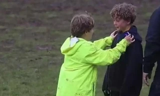 Ai cũng cần người bạn thế này: Cậu bé an ủi đồng đội đang khóc, người lớn cũng cảm phục