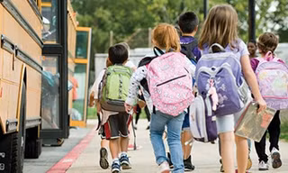 Mỹ: Xe buýt nhà trường bị tấn công, nhóm học sinh tiểu học đã “hạ” tên cướp thế nào?