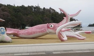 Thành phố ở Nhật gây tranh cãi vì xây tượng con mực khổng lồ bằng tiền chống dịch