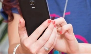 Vợ lén xem điện thoại của chồng, ai ngờ bị chồng kiện nên phải bồi thường khoản tiền lớn