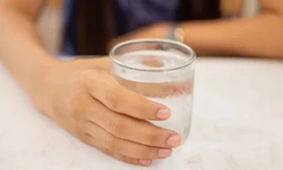 Giới trẻ Hàn bất chấp nguy hiểm "ăn kiêng toàn nước" để theo đuổi tiêu chuẩn lạ