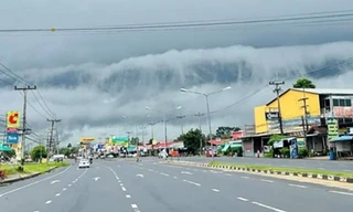 "Đám mây sóng thần" cuồn cuộn trên bầu trời ở Thái Lan báo hiệu gì về thời tiết?