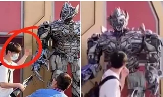 Khách tham quan hành động thô lỗ ở công viên tại Trung Quốc, bị người máy mắng nhiếc