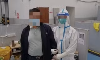 Một gia đình Trung Quốc nói dối lẫn nhau về nơi ở, rồi tình cờ gặp nhau theo cách khó tin