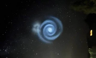 Nhiều xoáy ốc xanh bí ẩn xuất hiện trên bầu trời New Zealand gây lo lắng, sự thật là gì?