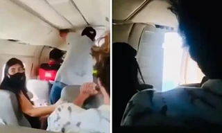 Cửa máy bay bật mở trong khi đang bay, hành khách cuống cuồng giữ cánh cửa cho khỏi bung