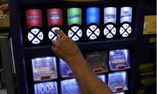 Bị người lạ va phải nên bấm nhầm nút ở máy bán xổ số, ai ngờ trúng luôn 10 triệu đôla